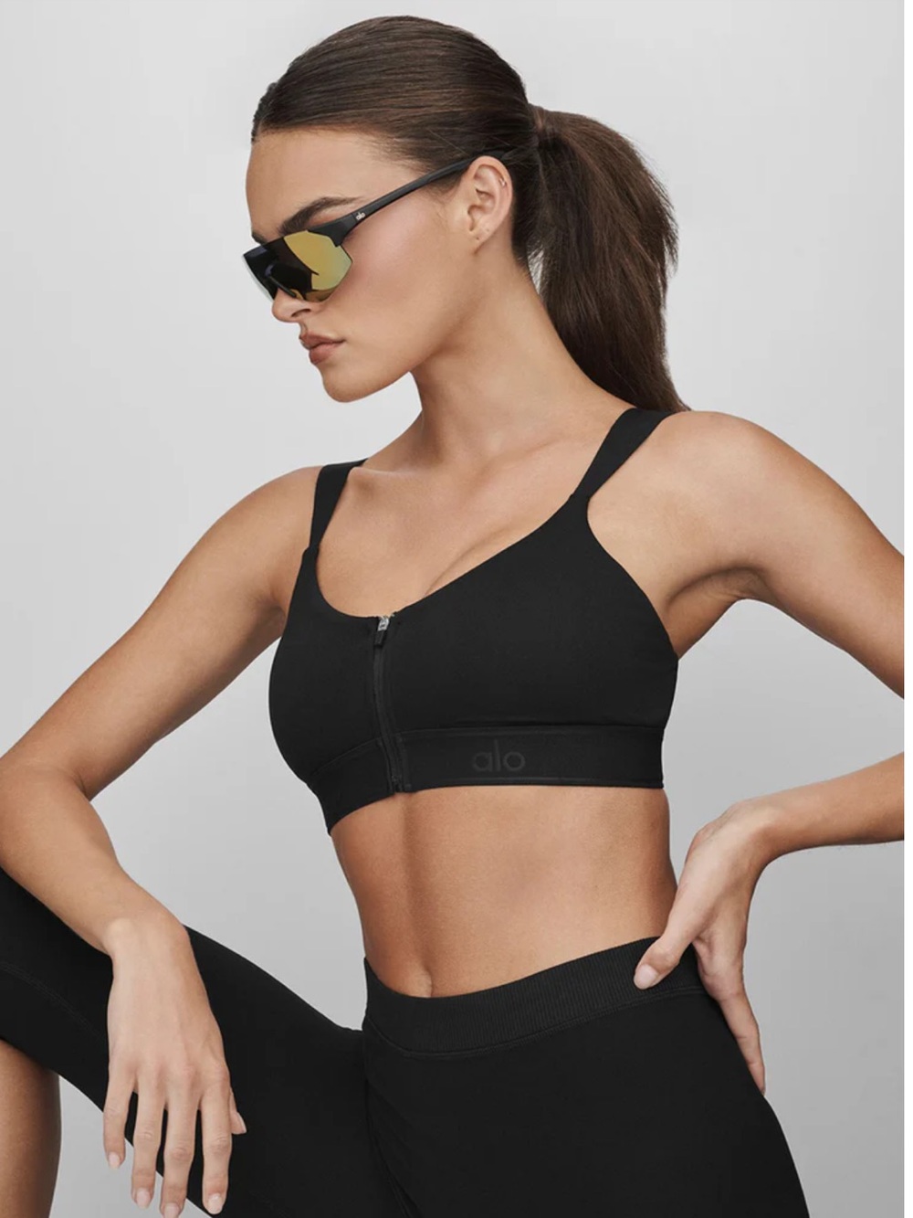 * ALO Yoga black Alosoft molded showcase zip bra size Medium